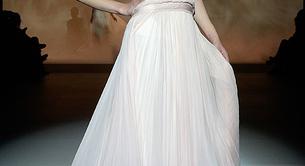 Andrej Peijic se viste de novia para Rosa Clará