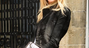 Por fin alguien lleva una prenda de la colección de Kanye West, ¡saluda Elle Macpherson!