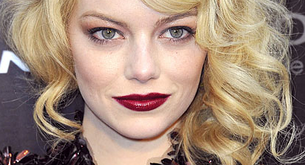 Gothic look para Emma Stone en la premier londinense de el Asombroso Spiderman