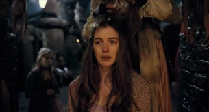 Anne Hathaway y su increíble cambio de look en el trailer de Los Miserables
