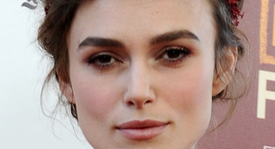 Keira Nnightley también se apunta a la moda de las diademas con flores