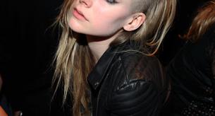 Mira que malota Avril Lavigne con su media cabeza rapada