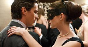 Anne Hathaway convierte a Catwoman en Audrey Hepburn