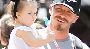 Harper Seven Beckham y su móvil de Damien Hirst