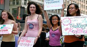 Teen Vogue manda a las manifestantes a "hacer los deberes"