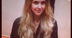 Mira a Jessica Alba lo bien que luce las mechas californianas