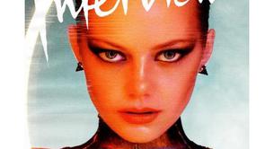 Emma Stone saca a relucir su lado más futurista en Interview 