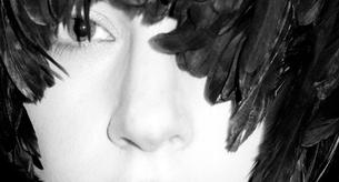 Rareza del día: Lady Gaga vestida con plumas en la puerta de Chanel