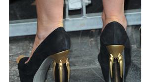 Lady Gaga con unos tacones inspirados en los frascos de Fame 