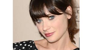Zooey Deschanel con coleta alta en la fiesta de la Academia de la Televisión estadounidense