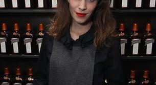 Alexa Chung acierta con un mono gris en una presentación de Cointreau
