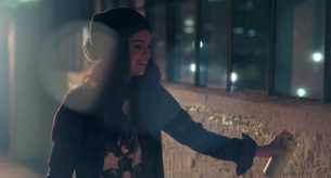 Selena Gomez haciendo el gamberro en el anuncio de Adidas Neo 