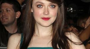 Dakota Fanning pasa del rubio al castaño en la premiere de Amanecer 2 