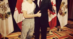 Justin Bieber criticado por su look en un acto con el Primer Ministro  
