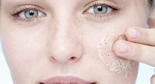 ¿Quieres una piel más brillante? ¡Prueba a exfoliar tu rostro! 
