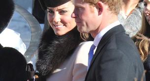 Kate Middleton, embarazadísima y con barriga más que evidente, de boda 