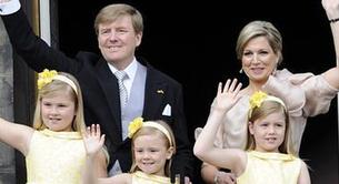 Guillermo y Máxima de Holanda, como reyes, saludan a la multitud  