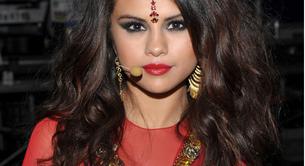 Selena Gomez pone de moda el bindi en sus actuaciones 