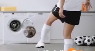 Publicidad sexista para anunciar un campeonato de fútbol femenino 