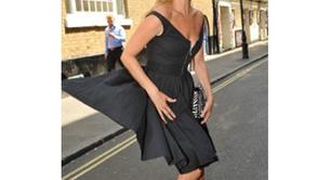 Kate Moss enseña las bragas en un descuido