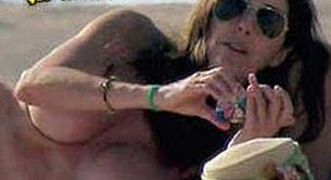 Paz Padilla pillada en topless en la playa 