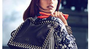Penélope y Mónica Cruz diseñan un bolso para Loewe 