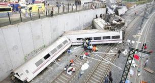 Casi 80 muertos por el accidente del tren descarrilado en Santiago 