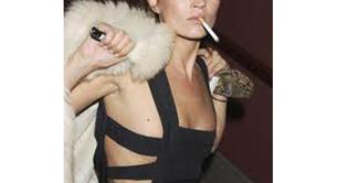 Kate Moss fuma cuatro cigarros por hora por contrato  