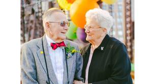 Una pareja de ancianos consigue el álbum de boda que nunca tuvieron