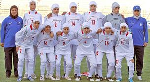Cuatro futbolistas de la selección femenina de Irán expulsados por ser hombres