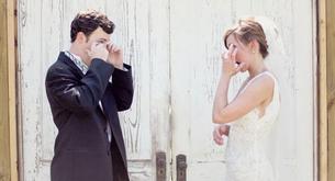 Novios emocionados en sus bodas