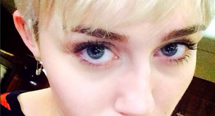 Miley Cyrus luce tatuaje en el interior del labio