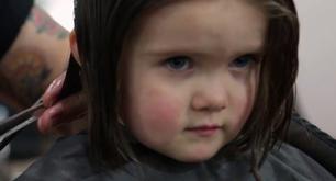 Una niña dona su pelo a los enfermos de cáncer