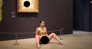 La artista que enseña su vagina frente a 'El Origen del Mundo'