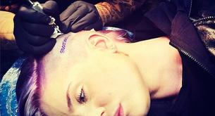 Kelly Osbourne se hace un tatuaje en la cabeza