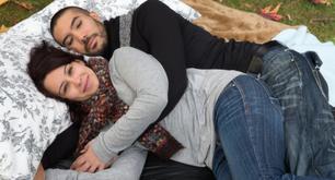 Esta chica te cobra por... ¿hacer la cucharita en la cama?