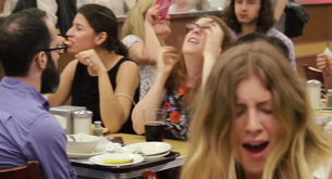 20 mujeres fingen un orgasmo a la vez en una cafetería llena