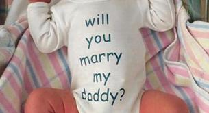 Emociónate con esta pedida de mano a través de la ropa de su hijo recién nacido