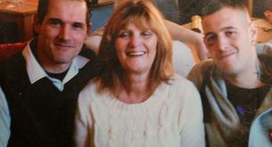 Entierran a una abuela con su móvil y un día les manda un mensaje