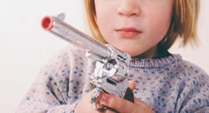 Un niño de tres años mata a su madre de un disparo mientras cambia los pañales a su hermana