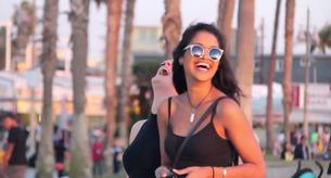 Mira cómo reaccionan estas chicas cuando piensan que las están piropeando pero luego... ¡no es lo que parece!