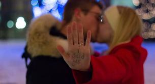 Una chica captura por casualidad el momento más romántico de una pareja anónima y decide buscarlos