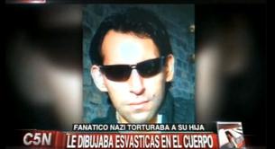 Un padre tortura a su hija pintándole esvásticas nazi