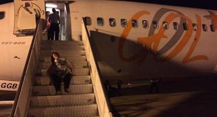 Una mujer discapacitada tiene que arrastrarse por las escaleras para poder subir a un avión 
