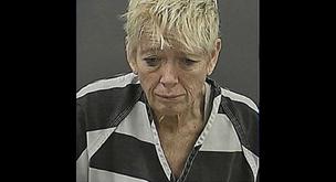 Le dicen que no puede subir al avión con su perro y esto es lo que hace con él