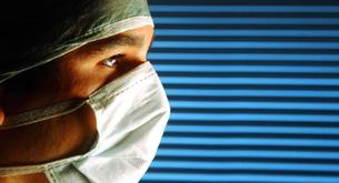 Un chico se hace pasar por ginecólogo y se lo tragan durante un mes