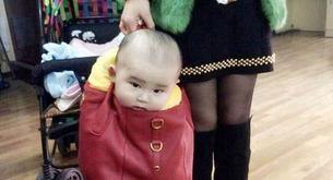 Polémica por la madre que lleva a su bebé en un bolso de marca