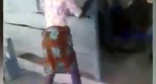 Una profesora pisotea a sus alumnos por no hacer los deberes