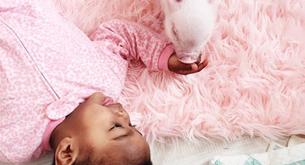 Vas a adorar a esta pequeña y a su mejor amigo... ¡un cerdito!