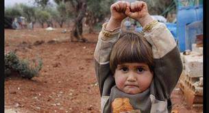 La conmovedora foto de una niña siria que levanta las manos al pensar que la cámara es un arma